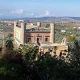 E in un attimo ci ritroviamo ad ammirare dall�alto la magnifica Villa Gattini: un castello solitario immerso nella natura della Basilicata